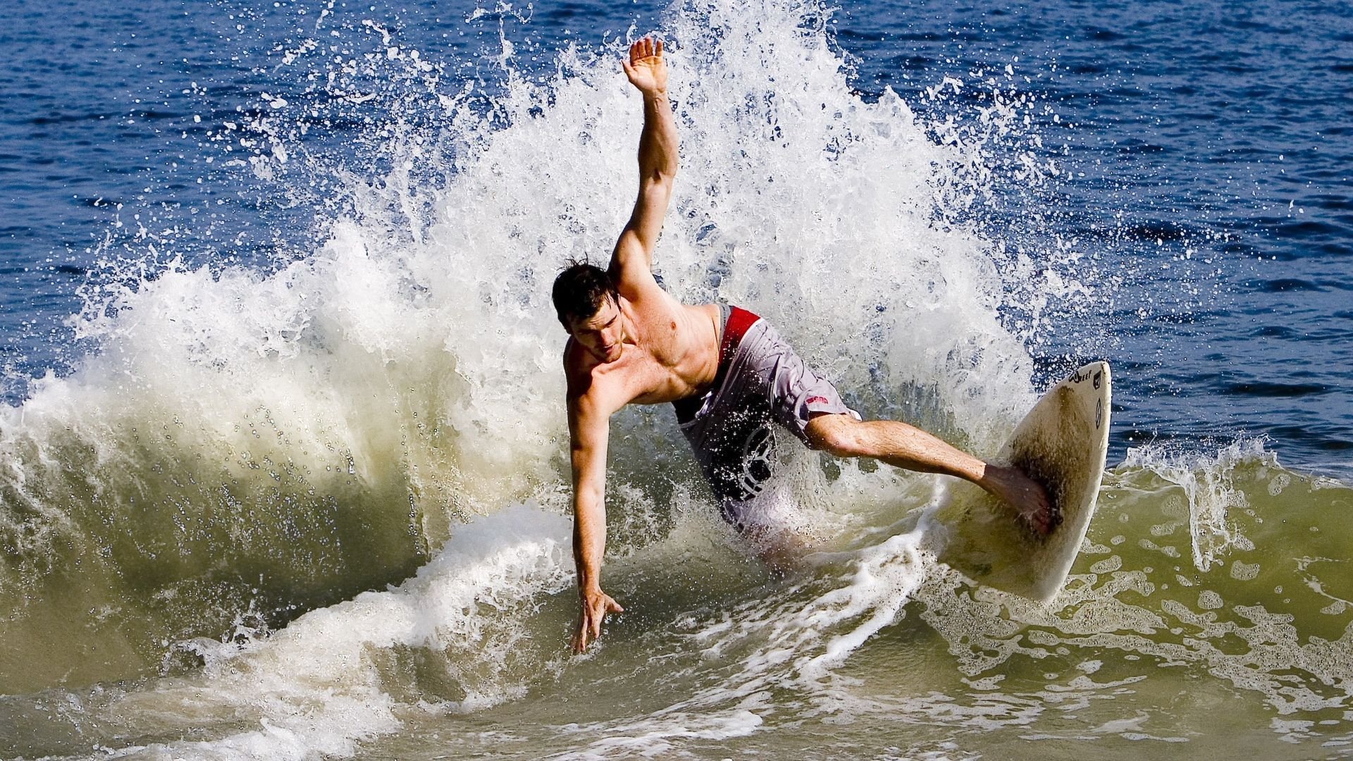 全国体操锦标赛男子全能决赛 年轻选手一战成名