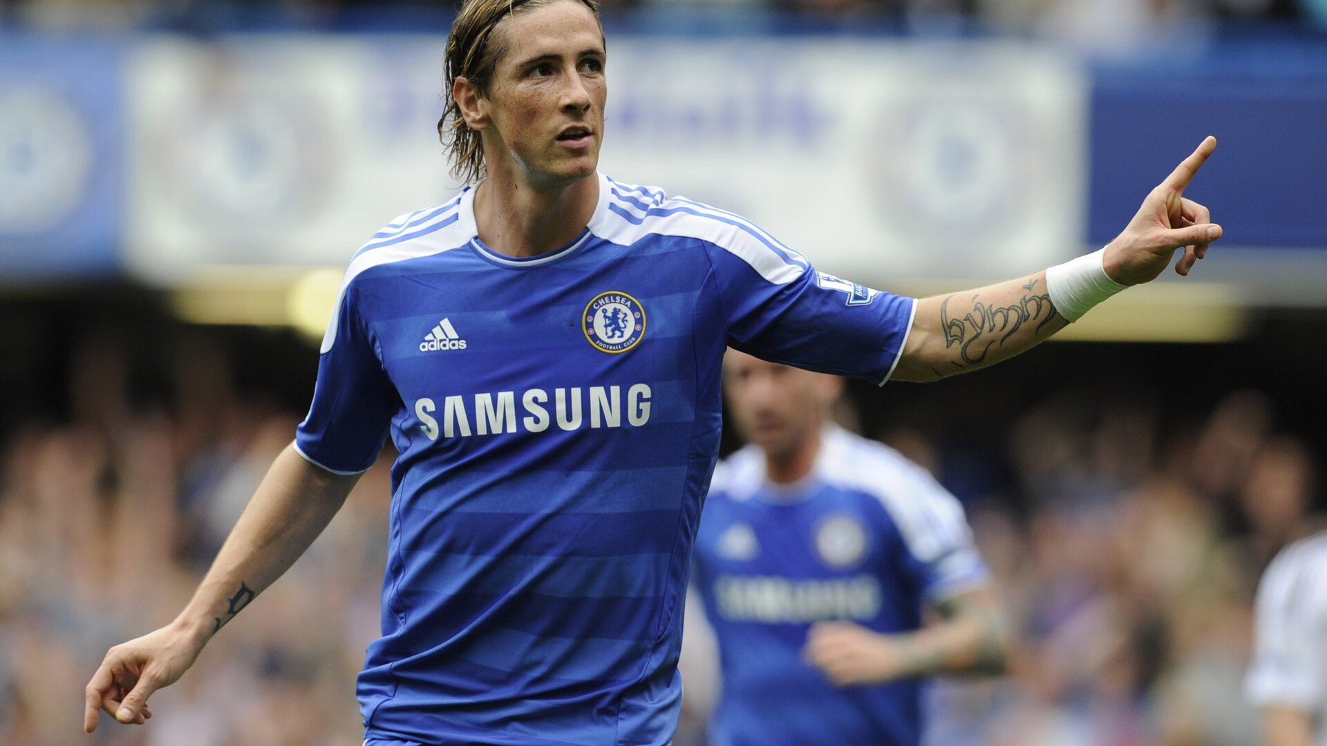 网球选手在比赛中展现强大实力